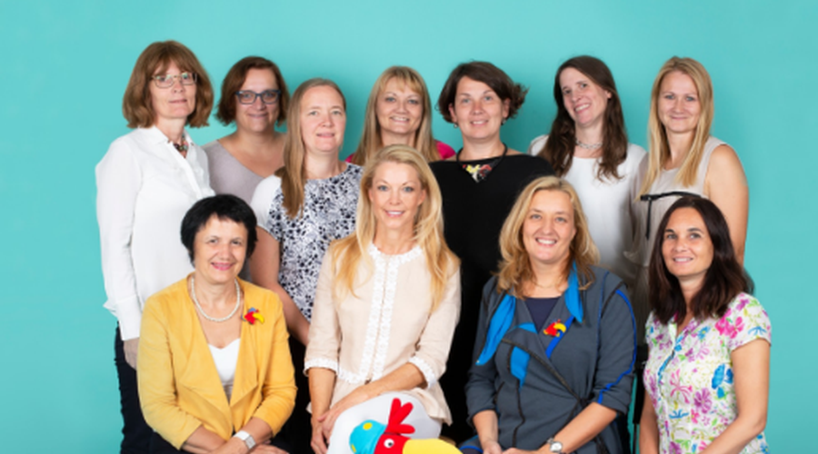 Sedijo: dr. Marina Rugelj, Vanja Jovićević, dr. Alenka Kepic Mohar, Aleksandra Lutar Ivanc;

 

Stojijo: dr. Vida Manfreda Kolar, Darija Peternelj, Hema Vasle, dr. Alenka Rot Vrhovec, Tihana Kurtin Jeraj, Barbara Jenko, Vanja Potočar;

 

Manjkata: mag. Alenka Lukaček, Simona Gomboc (foto: Mladinska knjiga)