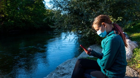 Večina podpira prepovedi prireditev in druženja nad 10 oseb, pri drugih ukrepih javnost razdeljena