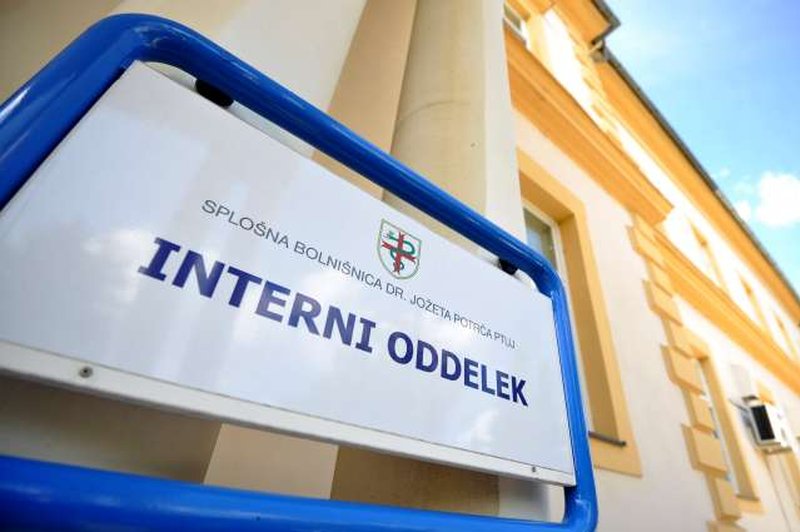 V ptujski bolnišnici je prišlo do obsežnejšega vdora koronavirusa v interni oddelek (foto: Tamino Petelinšek/STA)