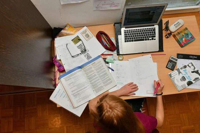 Tretji dan šolanja na daljavo: Napad na spletne učilnice (foto: Tamino Petelinšek/STA)