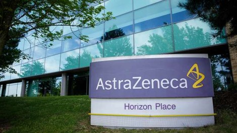 AstraZeneca kljub smrti prostovoljca nadaljuje testiranje cepiva