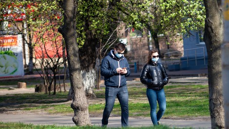 Od danes maske na prostem in zaprti lokali povsod po državi