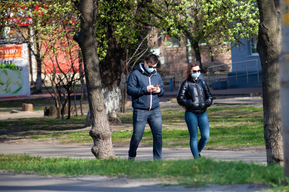 Od danes maske na prostem in zaprti lokali povsod po državi (foto: Shutterstock)