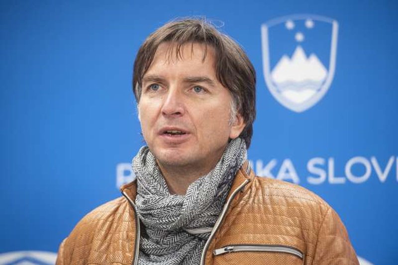 "Oseba, s katero sva bila včeraj v stiku, me je poklicala, da je pozitivna. Naj grem jutri vseeno v službo?" (foto: Bor Slana/STA)