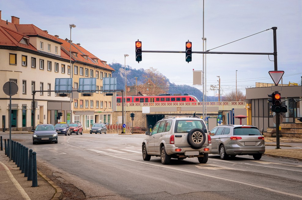 Z današnjim dnem (vsaj) enotedenska prepoved prehajanja med občinami (foto: Shutterstock)