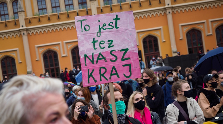 Poljski predsednik za omilitev odločitve ustavnega sodišča o prepovedi splava; podpora protestnikom tudi v Ljubljani (foto: Shutterstock)