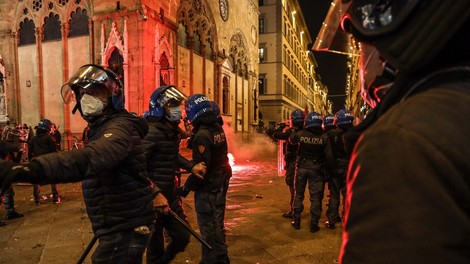 V Italiji rekordno število okužb in protesti, v Avstriji zaostreni ukrepi