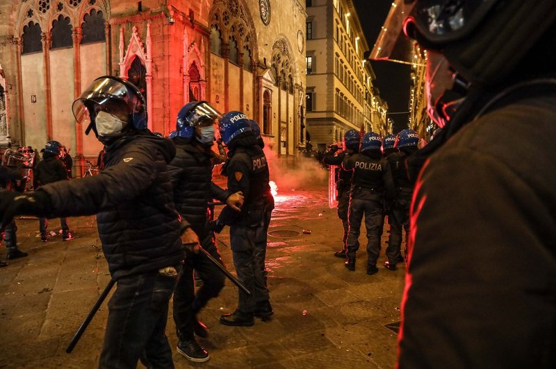 V Italiji rekordno število okužb in protesti, v Avstriji zaostreni ukrepi (foto: profimedia)