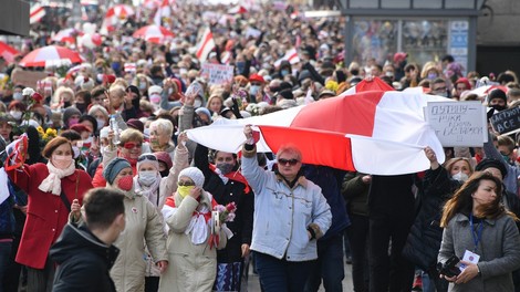 Beloruska policija in vojska nad protestnike tudi z opozorilnimi streli