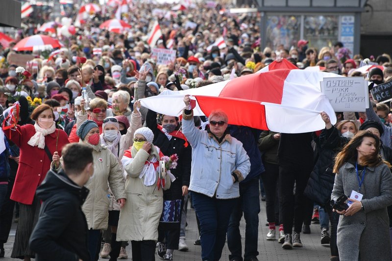 Beloruska policija in vojska nad protestnike tudi z opozorilnimi streli (foto: profimedia)