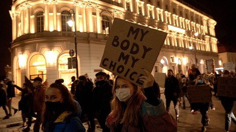 Protesti na Poljskem: Fotografija, ki navdušuje družabna omrežja, ima MOČNO zgodbo!