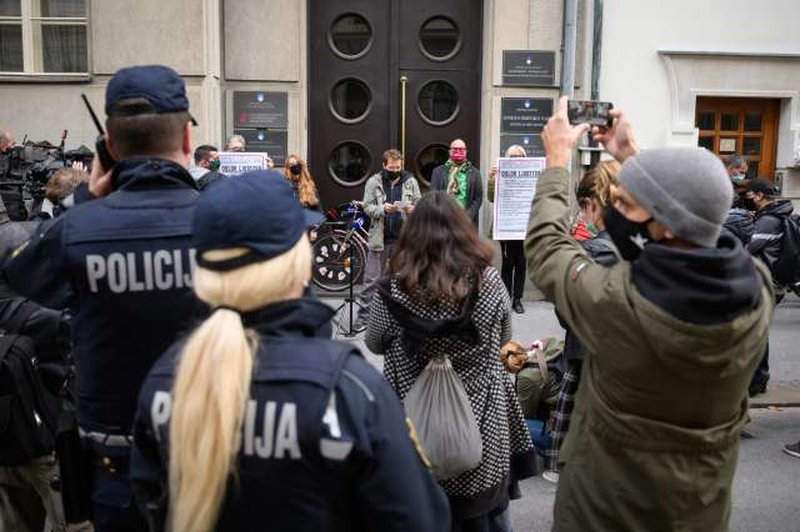 V kolesarskem protestniškem gibanju se zaradi možnega nasilja distancirajo od današnjega protesta (foto: Nebojša Tejić/STA)