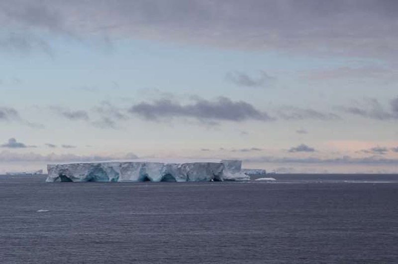 Največja ledena plošča na svetu se približuje odročnemu otoku v južnem Atlantskem oceanu (foto: Xinhua/STA)