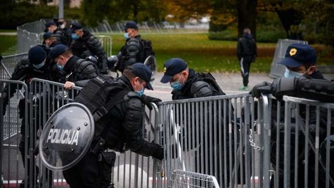 V središču Ljubljane spopadi s policijo, veliko pirotehnike, policija uporabila vodni top