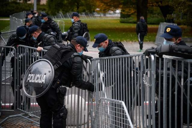 V središču Ljubljane spopadi s policijo, veliko pirotehnike, policija uporabila vodni top (foto: Nebojša Tejić/STA)