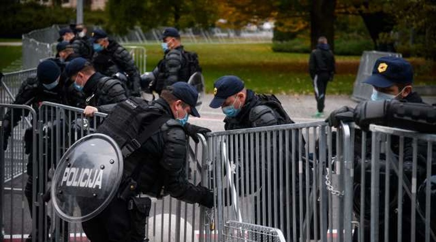 V središču Ljubljane spopadi s policijo, veliko pirotehnike, policija uporabila vodni top (foto: Nebojša Tejić/STA)