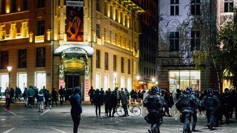 Na četrtkovih protestih do nezavesti pretepen fotoreporter, poškodovanih 15 policistov, škoda tudi na infrastrukturi