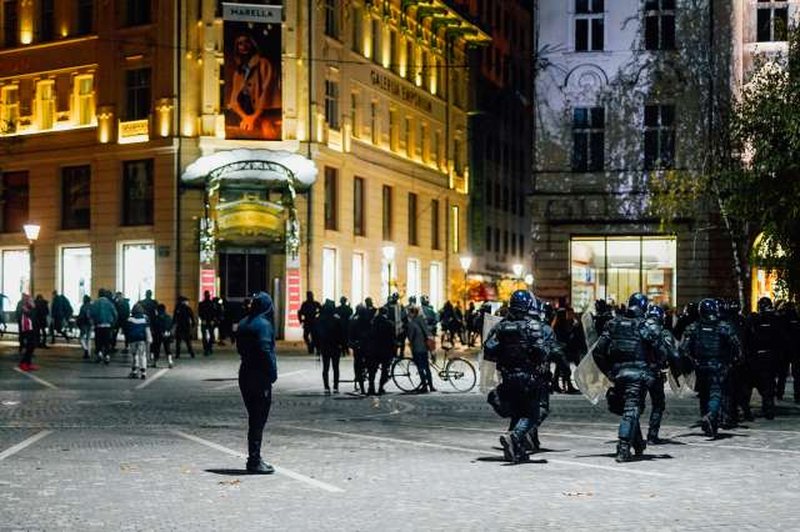 Na četrtkovih protestih do nezavesti pretepen fotoreporter, poškodovanih 15 policistov, škoda tudi na infrastrukturi (foto: Nik Jevšnik/STA)