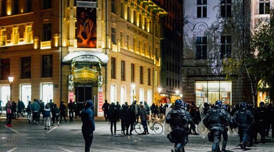 Na četrtkovih protestih do nezavesti pretepen fotoreporter, poškodovanih 15 policistov, škoda tudi na infrastrukturi (foto: Nik Jevšnik/STA)