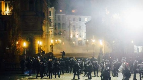 Policija na protestih pridržala deset ljudi, med ranjenimi tudi policisti in novinarji