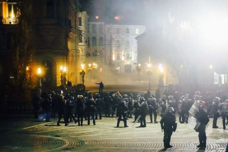 Policija na protestih pridržala deset ljudi, med ranjenimi tudi policisti in novinarji (foto: Nik Jevšnik/STA)