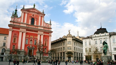 Od danes prepovedana vsakršna zbiranja, slavja in praznovanja, s ponedeljkom se ustavlja javni potniški promet