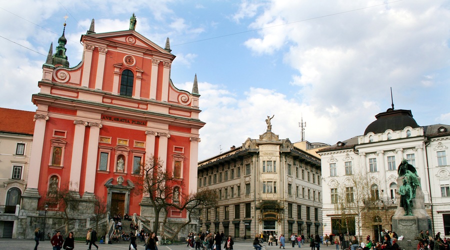 Od danes prepovedana vsakršna zbiranja, slavja in praznovanja, s ponedeljkom se ustavlja javni potniški promet (foto: Shutterstock)