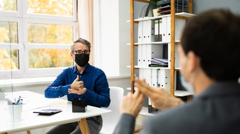 Obrazne maske gluhim in naglušnim preprečujejo branje z ustnic