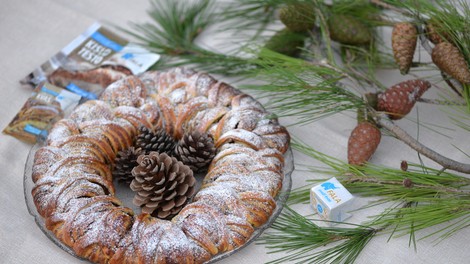 Ste že kdaj jedli adventni venec? Ta s kakijem in rožiči zmaga!