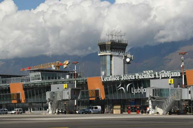 Evropska komisija odobrila slovensko shemo subvencioniranja letalskih povezav (foto: Tamino Petelinšek/STA)