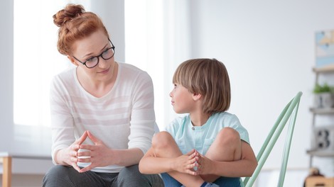 Pedagoška psihologinja: Otrokom epidemije ne postavljajmo v središče pozornosti, a se tudi ne pretvarjajmo, da je vse normalno