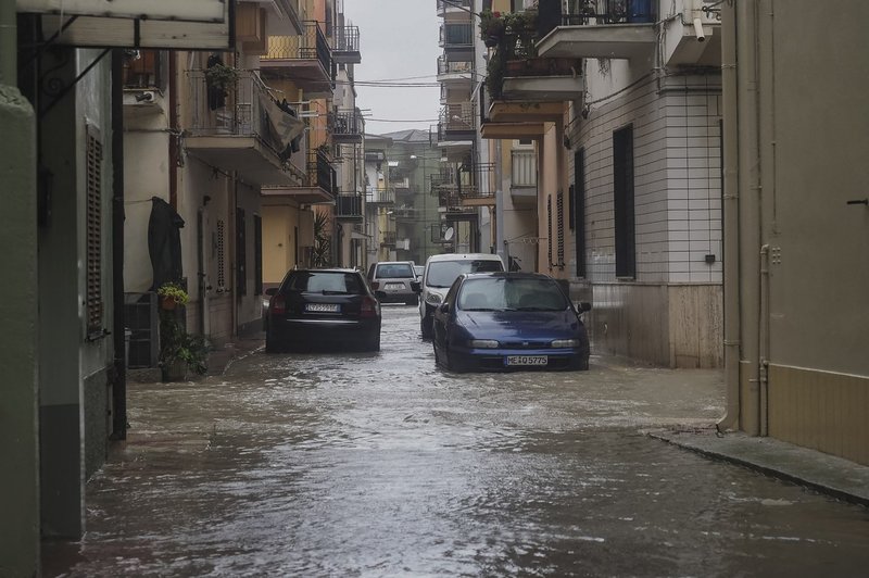 Močno deževje povzročilo hude poplave na jugu Italije (foto: profimedia)