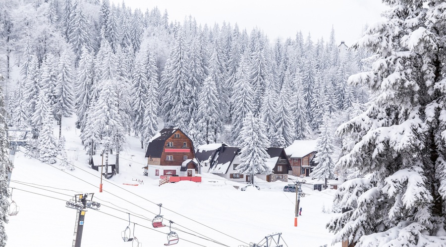 Evropejci delajo rezervacije za edino smučišče v naši bližini, ki je v nedeljo že začelo obratovati (foto: Shutterstock)