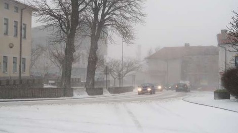 V zahodnem delu države več težav v prometu zaradi sneženja