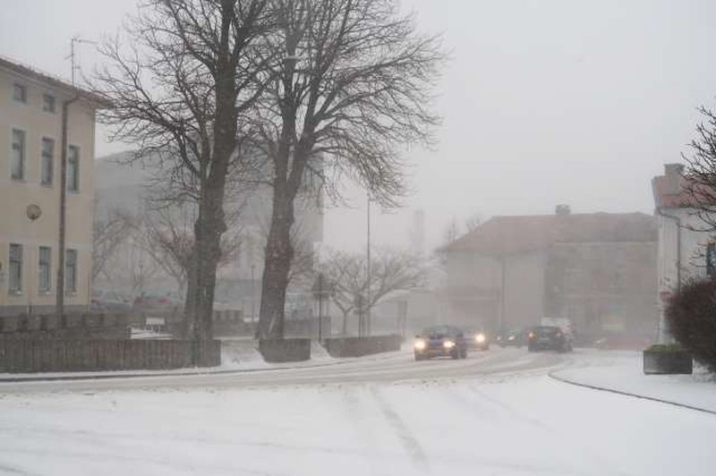 V zahodnem delu države več težav v prometu zaradi sneženja (foto: Rosana Rijavec/STA)