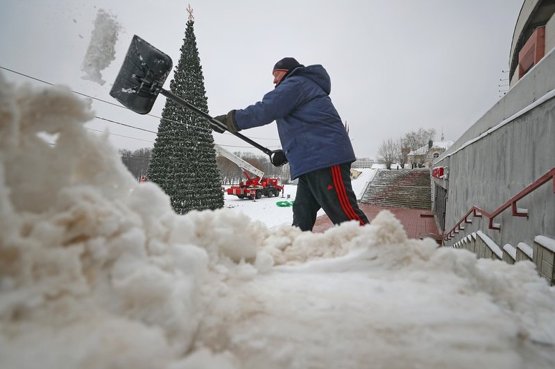 6 napak, ki jih zelo verjetno počnete med kidanjem snega (foto: Profimedia)