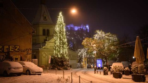 Največ snega je zapadlo na Notranjskem in Kočevskem, v prometu ne poročajo o večjih težavah