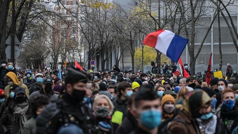 Pariški protest proti policijskemu nasilju se je končal z izgredi in uničevanjem