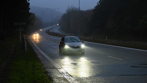 Dež in staljeni sneg polnita vodotoke, ponekod voda tudi na cestišču