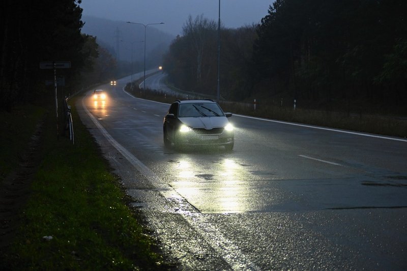 Dež in staljeni sneg polnita vodotoke, ponekod voda tudi na cestišču (foto: profimedia)