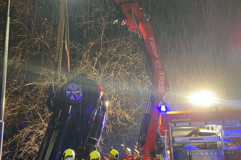 Iz blejskega jezera odstranili avtomobil, ki je s parkirišča prazen zdrsnil v vodo (foto) (foto: Policija Kranj)