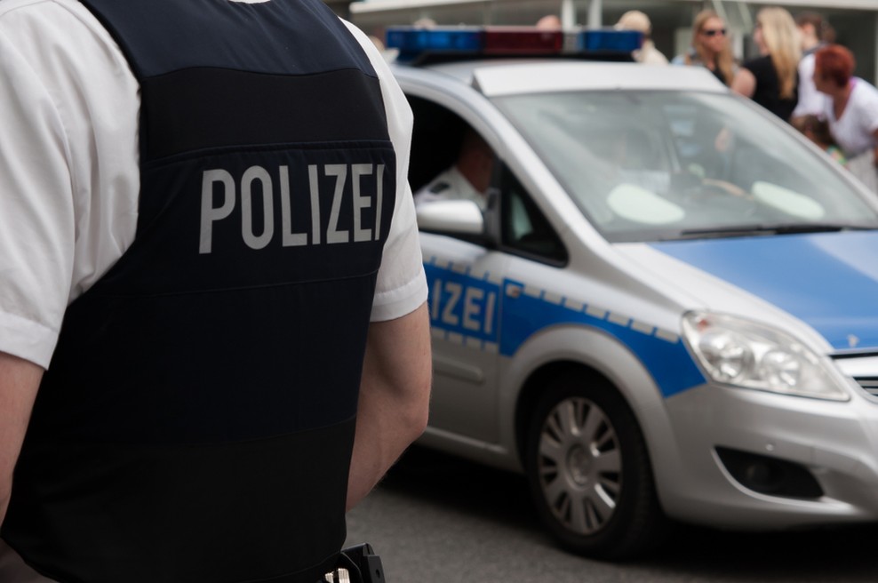 Policija zaradi kršenja protikoronskih pravil prekinila svingersko zabavo (foto: Shutterstock)