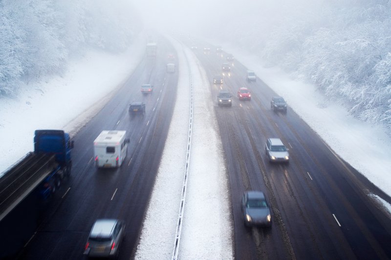 Najstnik z nadvoza na gorenjski avtocesti metal snežne kepe nad vozila (foto: Shutterstock)