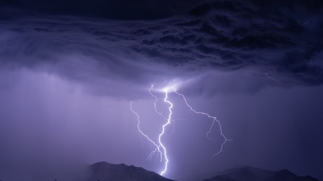 Supercelična nevihta na obali največ škode naredila v Izoli, v bližini Trsta viden tornado (foto)