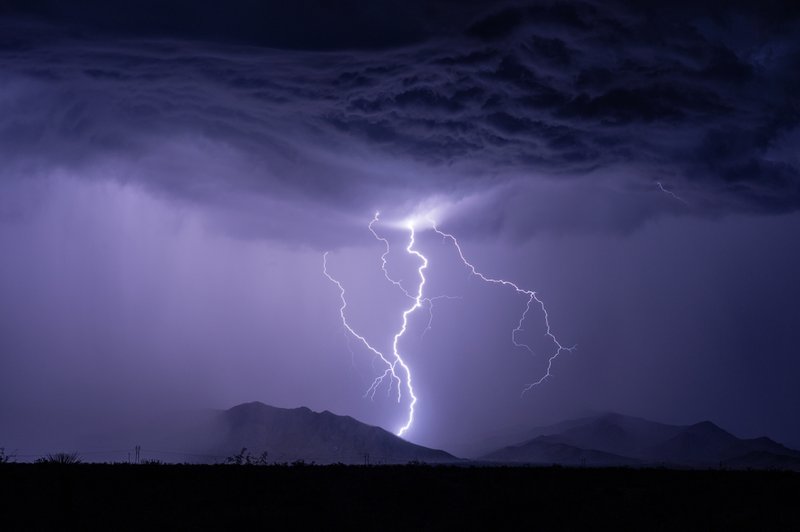 Supercelična nevihta na obali največ škode naredila v Izoli, v bližini Trsta viden tornado (foto) (foto: Shutterstock)