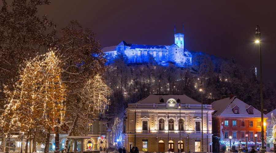 Na mizi predlog o popolnem zaprtju države čez praznike, Gantar podpira zaostrovanje (foto: Shutterstock)