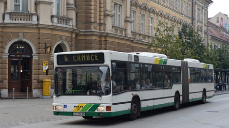 Potnica ljubljanskega avtobusa jo je huje skupila, drugi so obležali na tleh