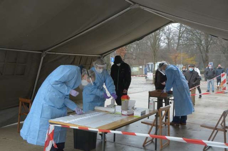 Študentska organizacija Slovenije OPOZARJA: "Izplačila si zaslužijo vsi!" (foto: Marjan Maučec/STA)