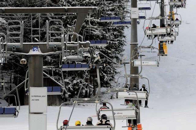 Vlada s prepovedjo obratovanja naprav presenetila žičničarje (foto: Tamino Petelinšek/STA)