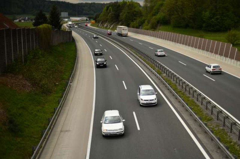 Na slovenskih avtocestah predvsem zaradi osebnih vozil občuten upad prometa (foto: Tamino Petelinšek/STA)